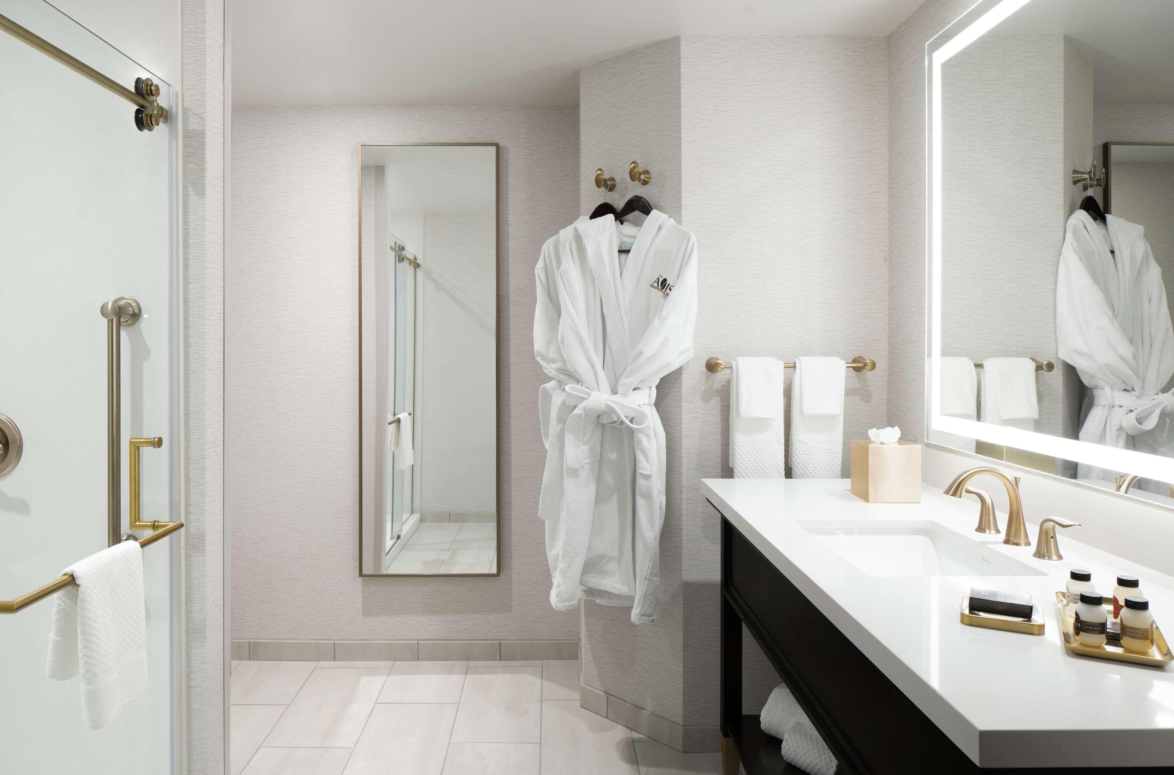 The Axis Moline Hotel, Tapestry Collection By Hilton Bagian luar foto